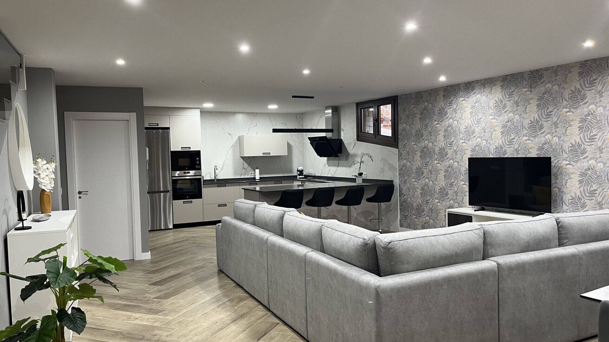 Mombeltran House | En el Centro del Pueblo. Esta Decorada en Estilo Moderno y es Totalmente Nueva