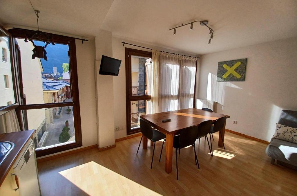 Biescas Apartment | En el pleno centro de Biescas con garaje, ascensor y WiFi