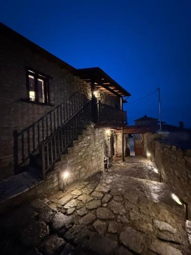 Ithomi House | En Kanalion well