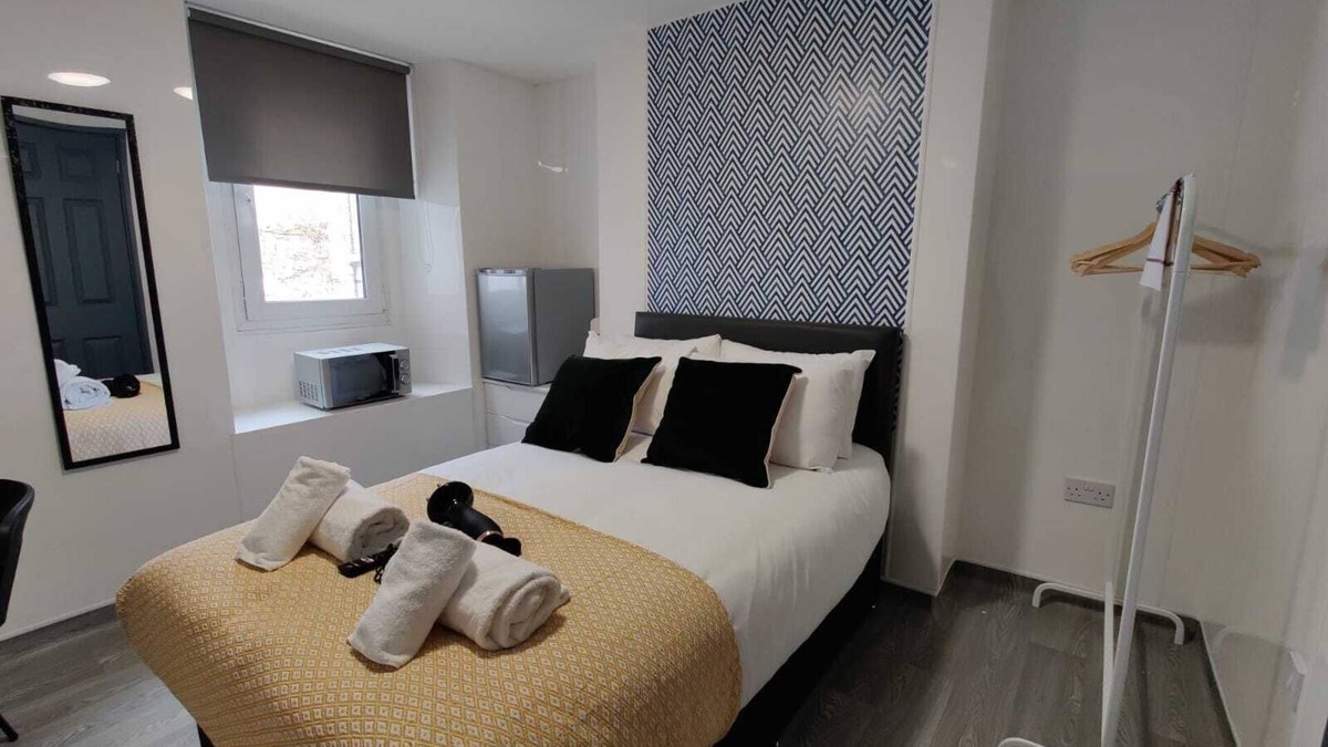 St. Thomas Apartment | En-Suite Double Room, Microwave & Fridge, Smart TV