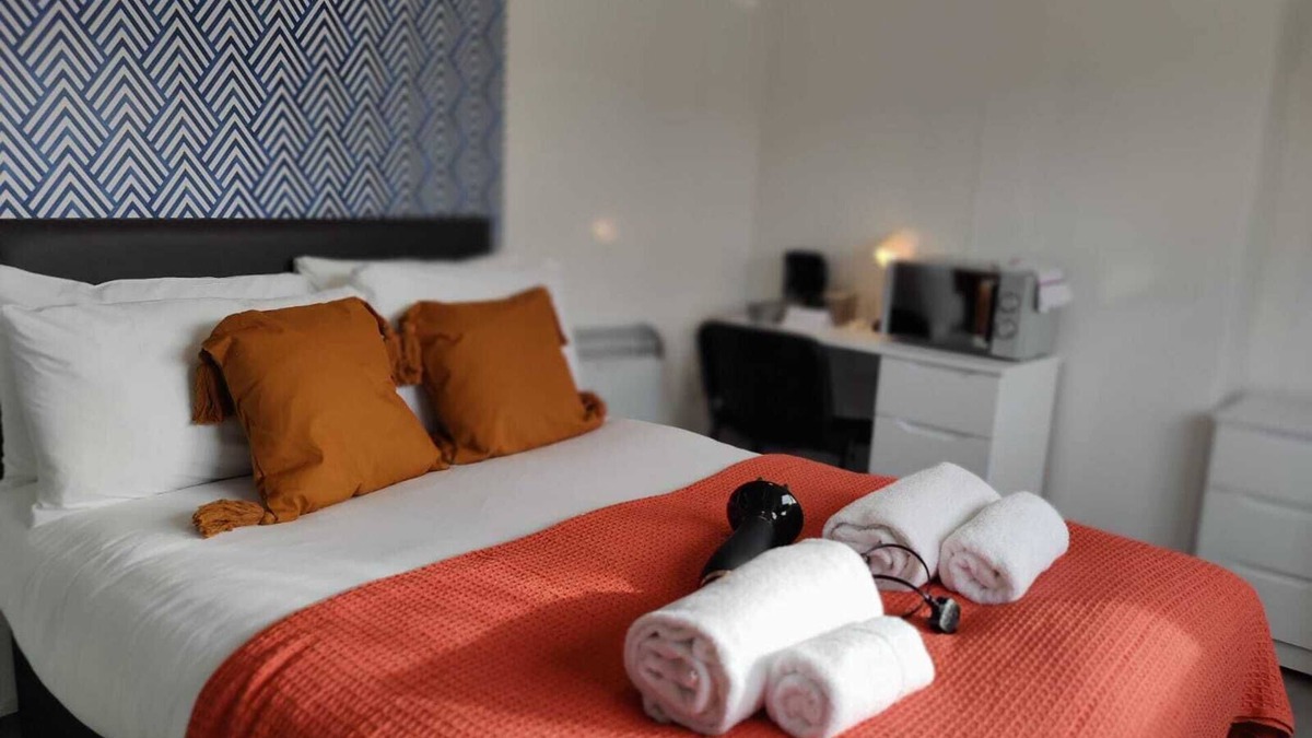 St. Thomas Apartment | En-Suite Double Room, Microwave & Fridge, Smart TV