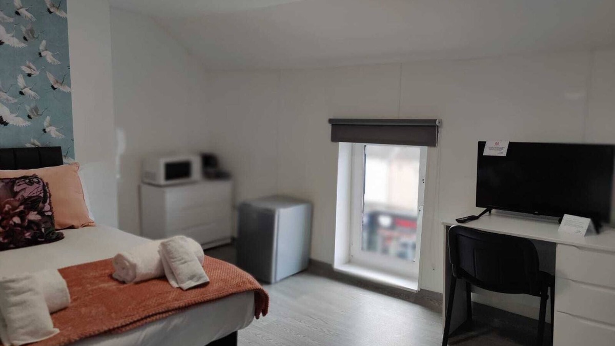 St. Thomas Apartment | En-Suite Double Room, Microwave & Fridge, Smart TV