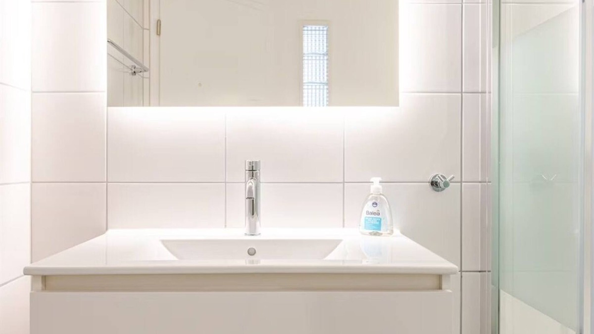 Kallern Apartment | En-suite guestroom, close to Zürich and Luzern, private entrance and parking