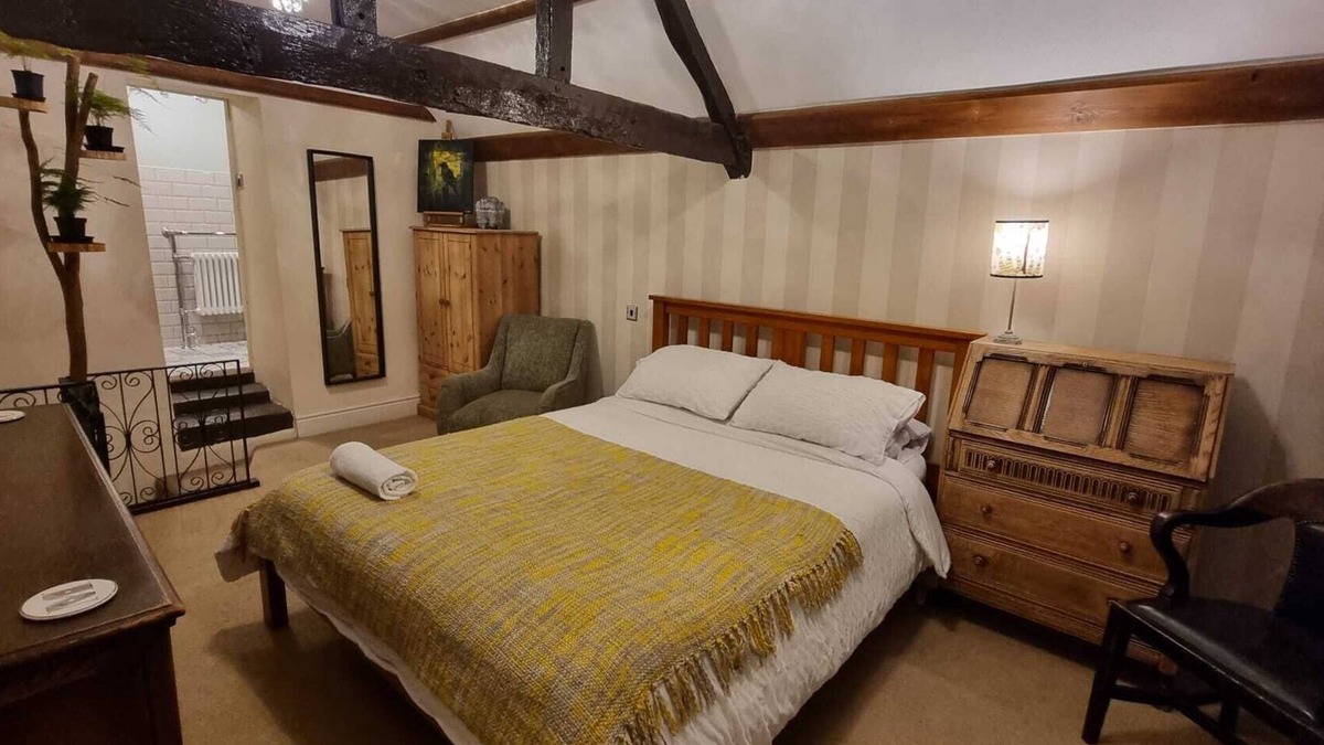 Birkenhead Cottage | En-suite Room in 16th Century Cottage With Easy Access to Liverpool