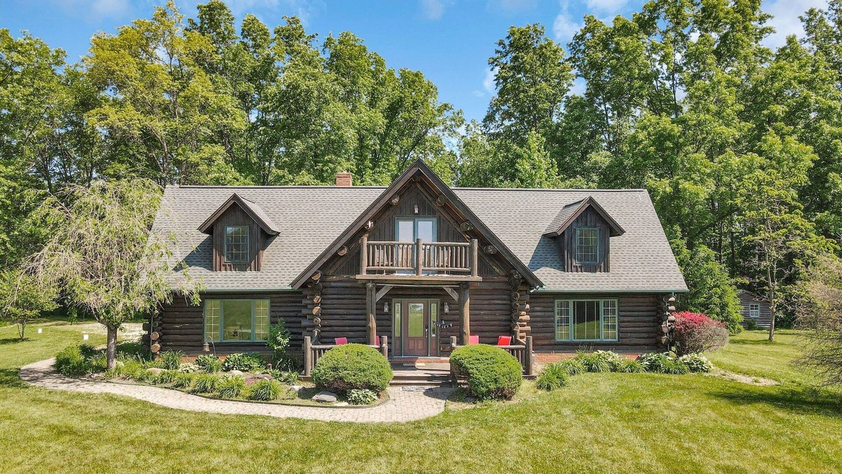 Summit Station Cabin | Enchanted log cabin with lake view
