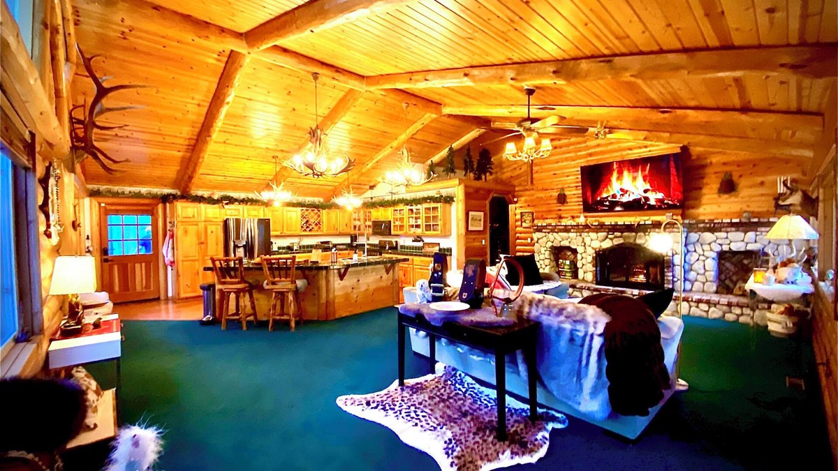 Eagle Mountain Estates House | Enchanted Log Home on Large Lot Pet friendly