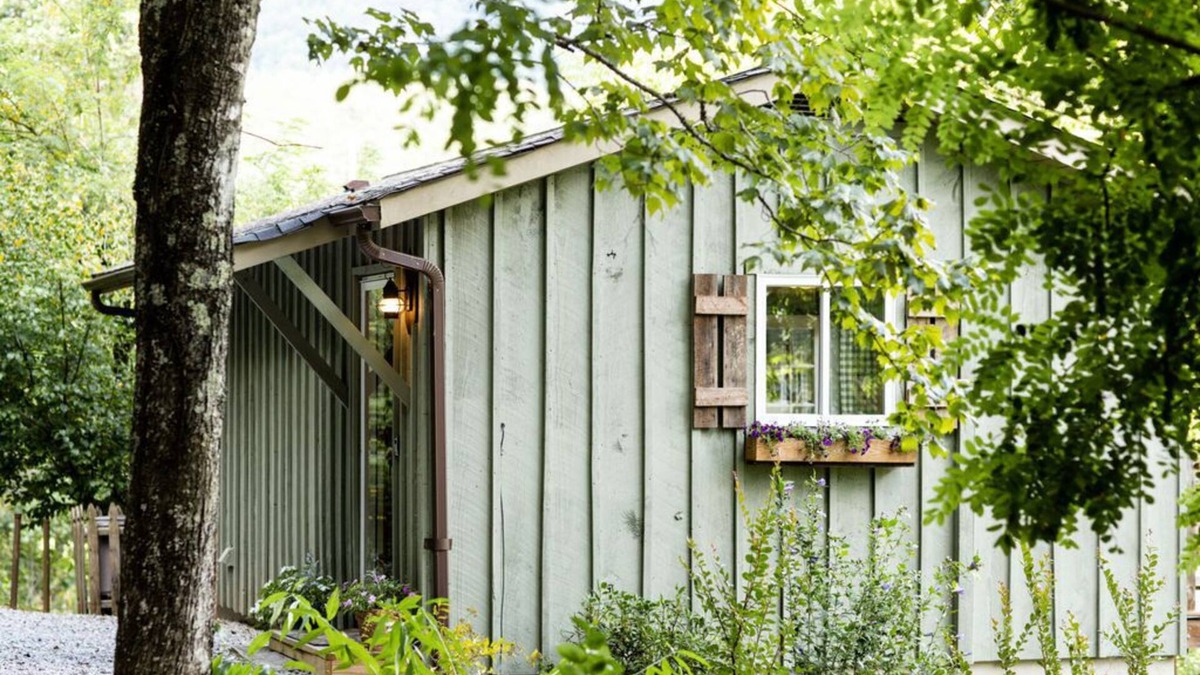 Purlear Cottage | Enchanted Mountain Cottage on quaint farm with creek and opt. breakfast