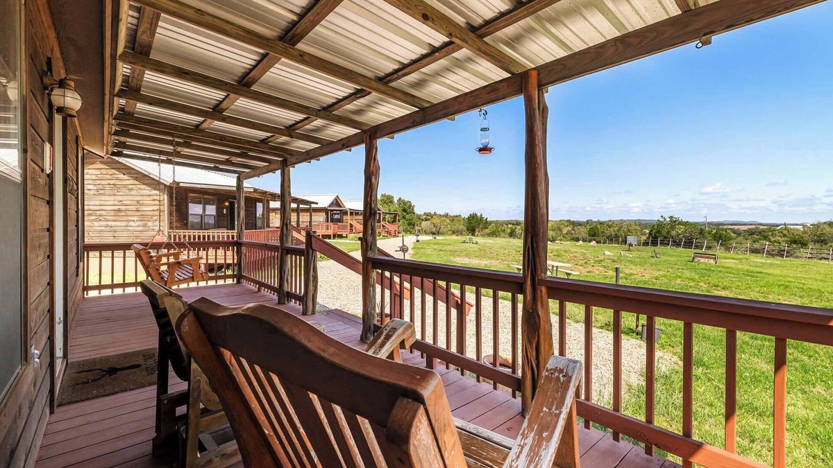 Fredericksburg Cabin | Enchanted Rockview Cabin 1 | King bed