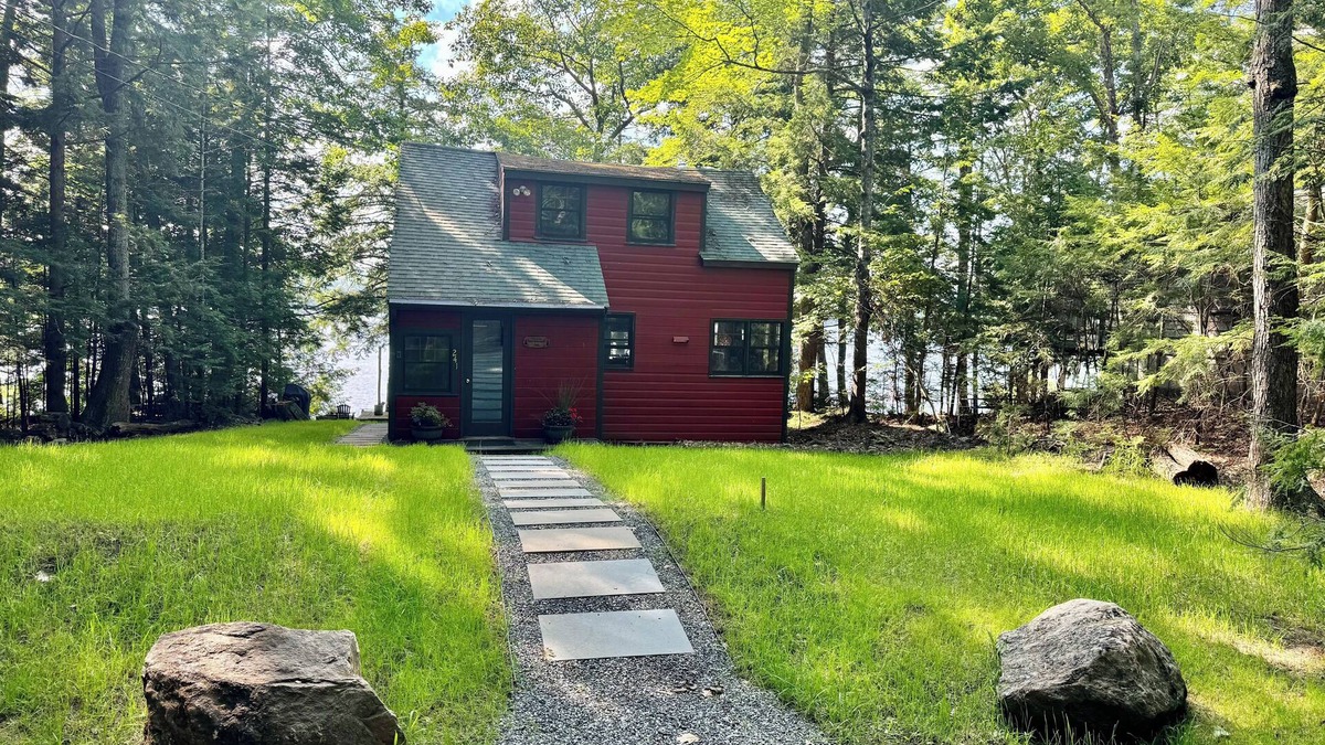 Falmouth Cottage | Enchanted Summer/Fall lakefront Cottage, 20 mins from downtown Portland!