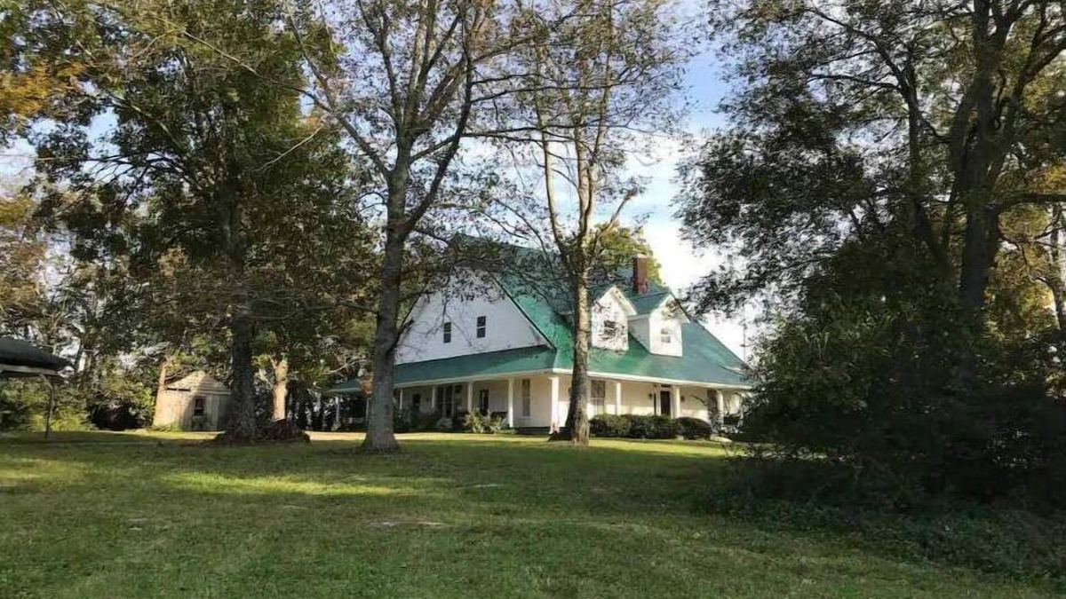 Unionville House | Enchanting 1915 farmhouse on 5 serene acres