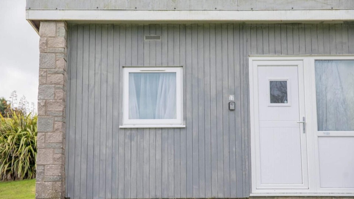 Bucks Cross Ski Chalet | Enchanting 2 Bedroom Coastal Chalet - Sea Views - Near Clovelly!