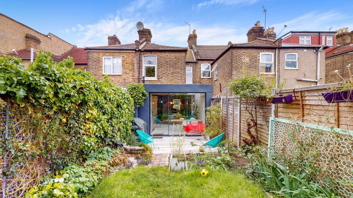Lea Bridge House | Enchanting 3 Bedroom House With Garden in Leyton