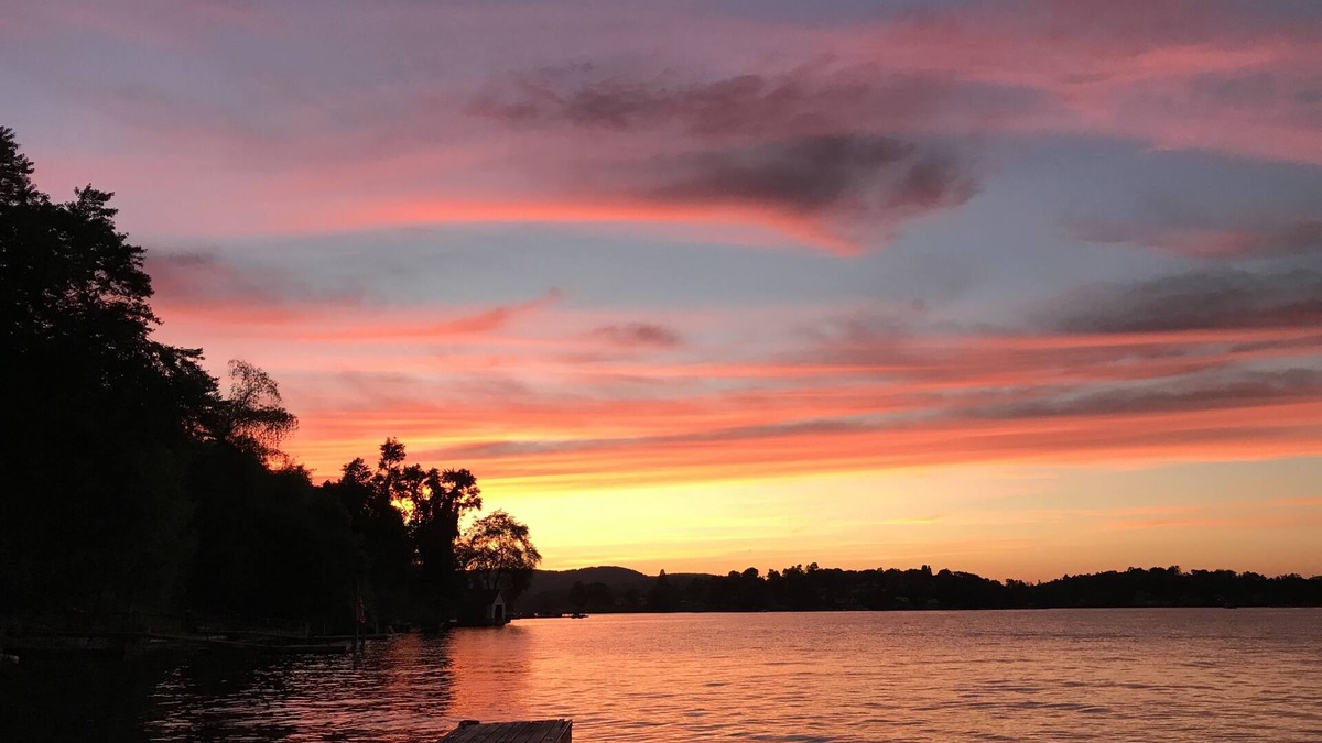 Danbury House | Enchanting 3 Bedroom Lake House on Candlewood Lake
