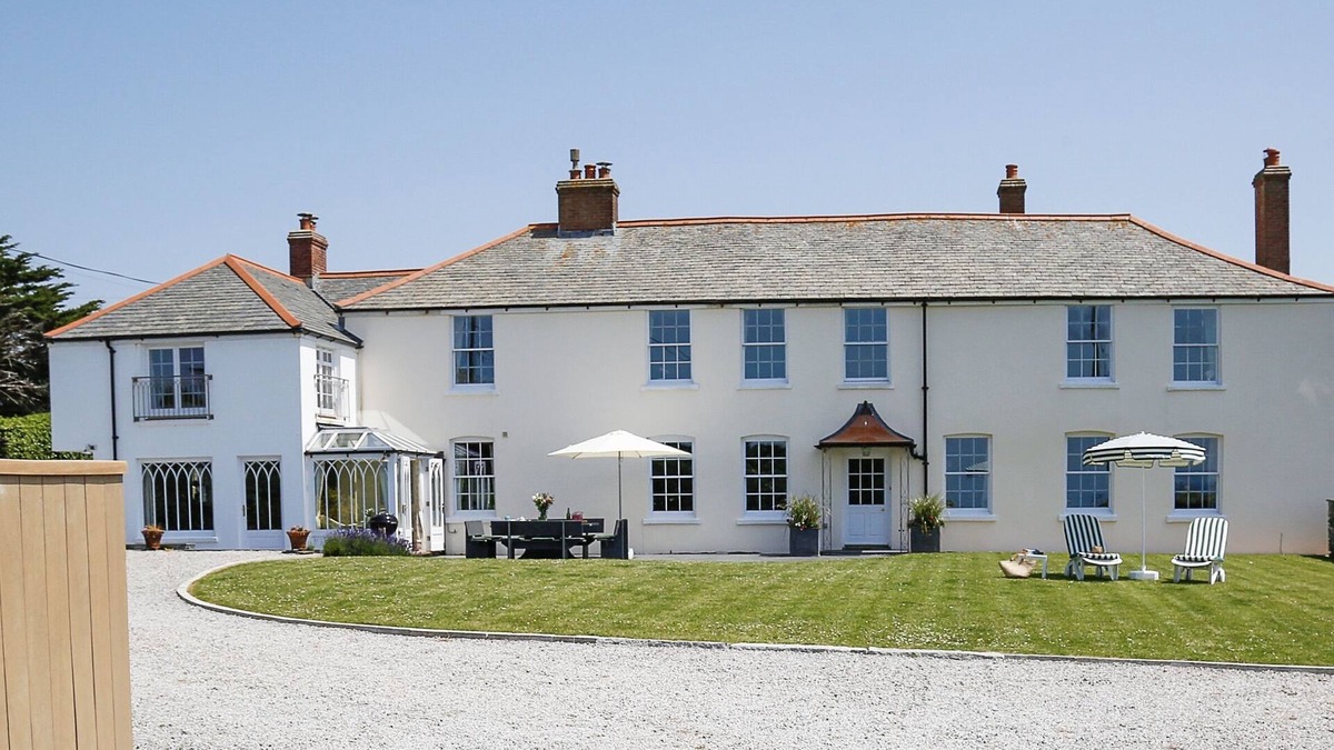 Porthcothan House | Enchanting 5* holiday home overlooking Porthcothan Bay, 600m from beach.