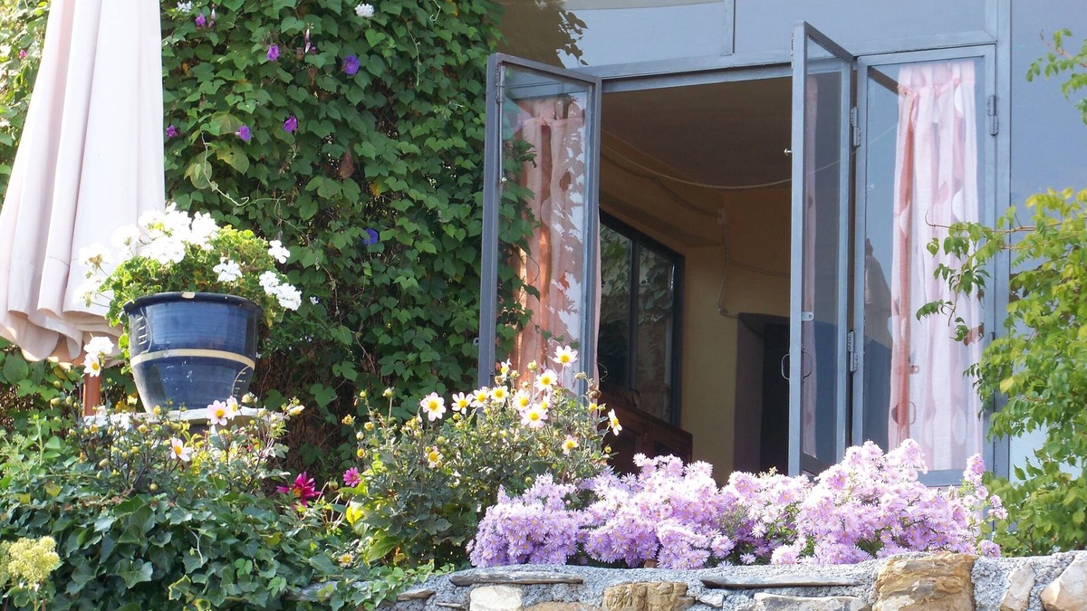 Villa Talla Apartment | Enchanting apartment with sea views and garden, wifi