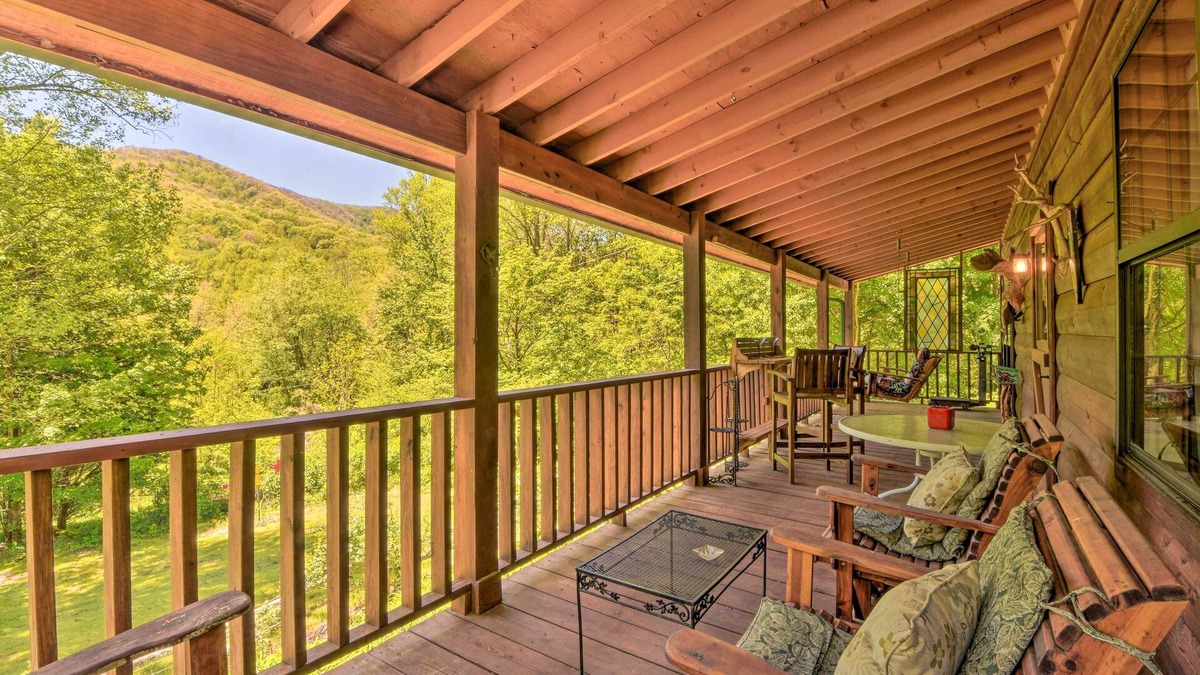 Robbinsville Cabin | Enchanting Cabin w/ Mother-In-Law Suite: Mtn Views