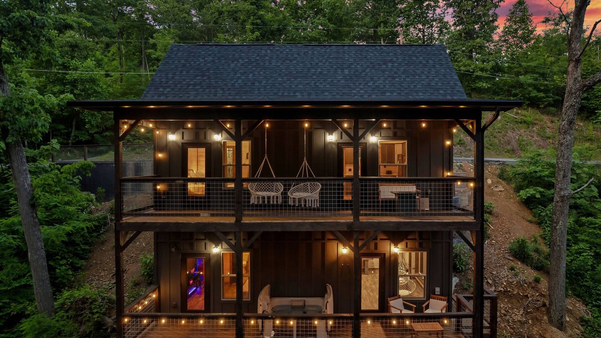 Gatlinburg - Pigeon Forge Cabin | Enchanting Couples Getaway! Theatre! Mountain Views! Hot Tub! Gatlinburg!