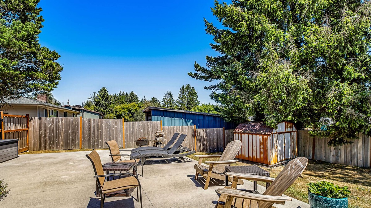 Warrenton House | Enchanting dog-friendly with hot tub, lake nearby, fast WiFi, & washer/dryer