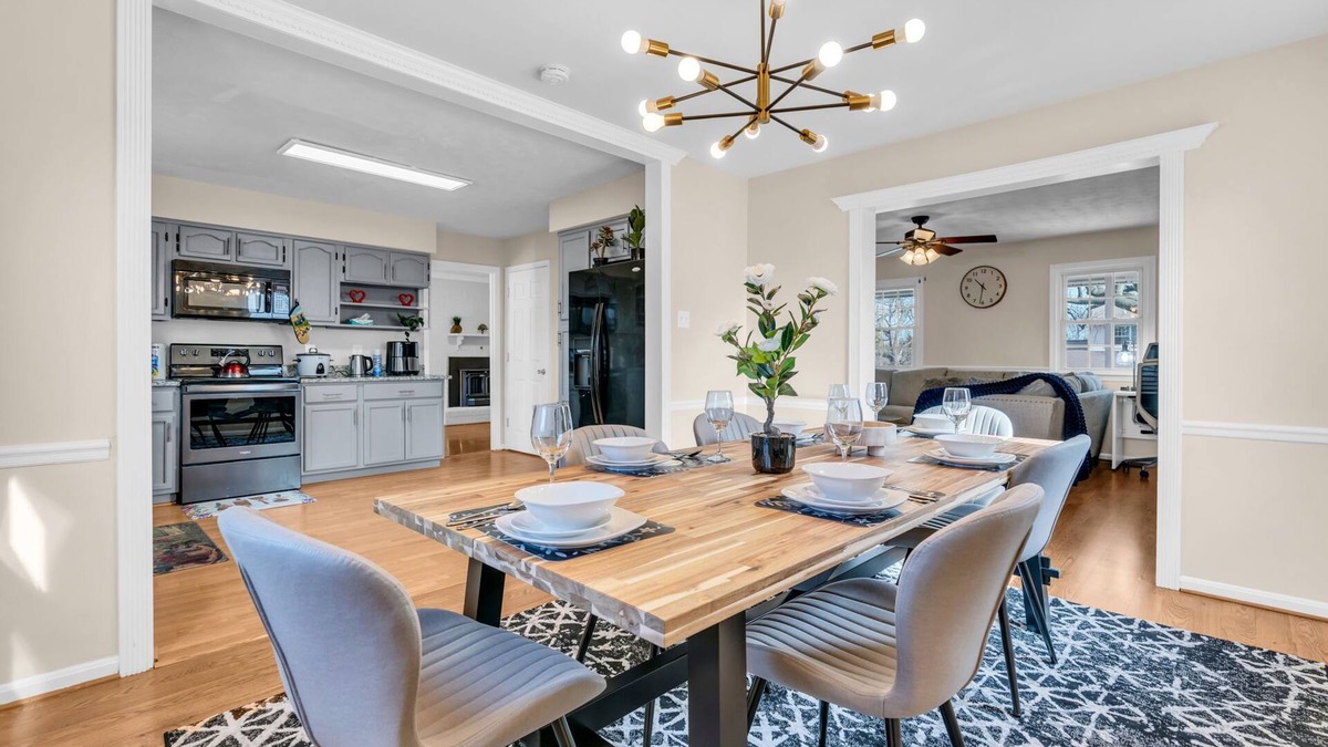 Sterling House | Enchanting Edge of Relaxation in Central Sterling - Spacious 6-bedroom house