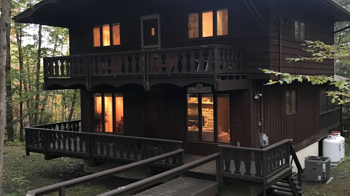Huntsville Ski Chalet | Enchanting Family/Work Escape (with high speed wi-fi)!