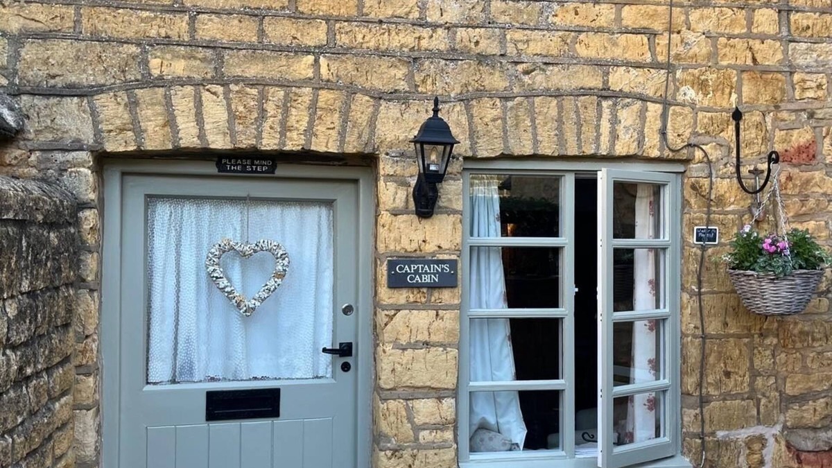 Bourton Cottage | Enchanting Grade II listed,Log Burner,allocated parking,town centre but secluded