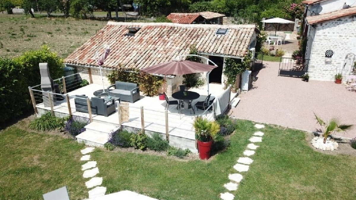 Saint-Maigrin Cottage | Enchanting Gite for Winter days.