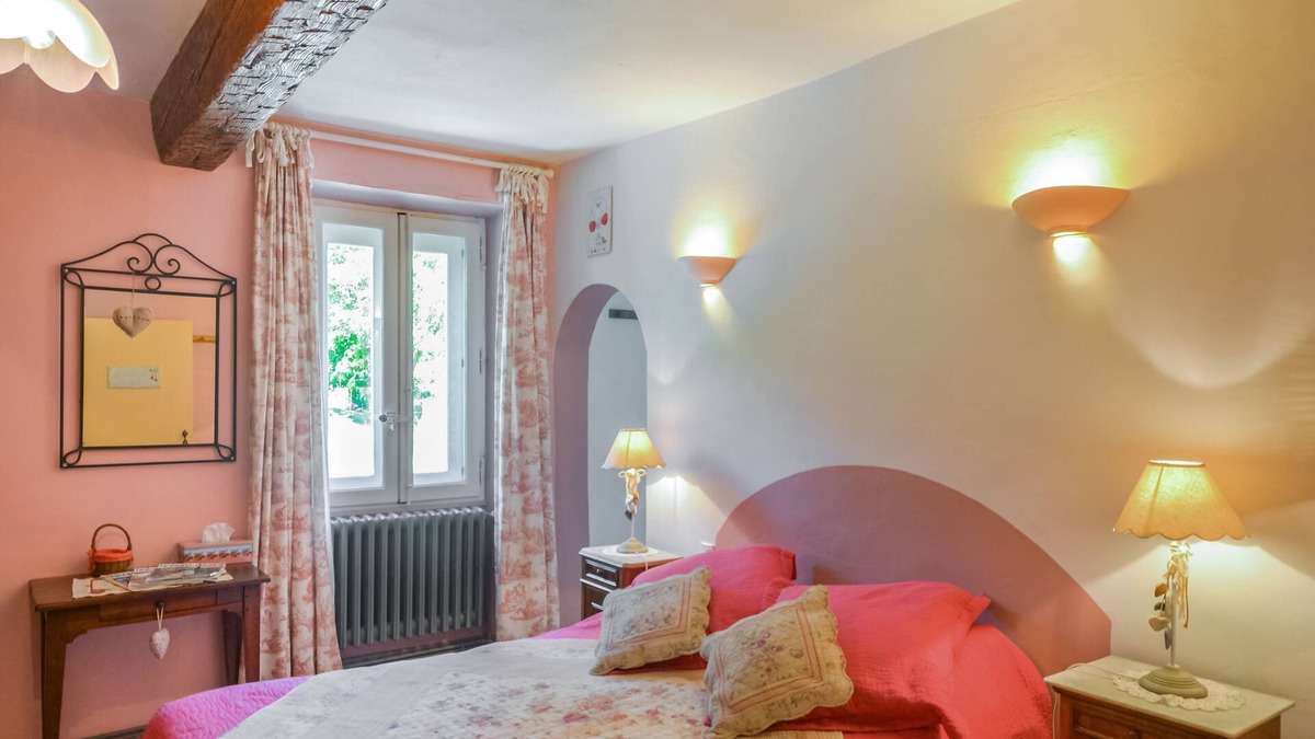 Venasque Bed & Breakfast | Enchanting Guest Room in the Heart of Provence