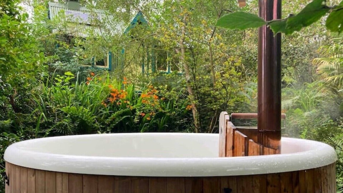 Bude Cabin | Enchanting Hand Painted Tabernacle with Hot Tub