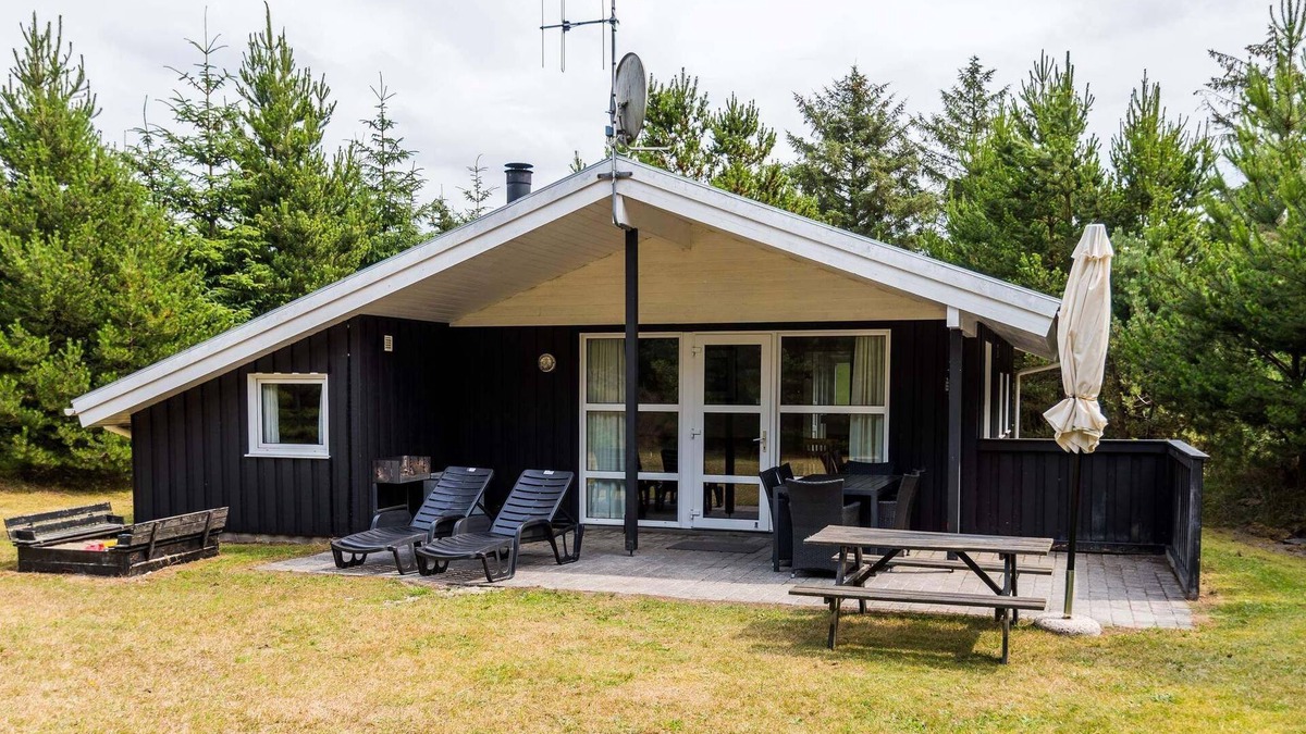 Henne House | Enchanting Hideaway in Henne Town-By Traum