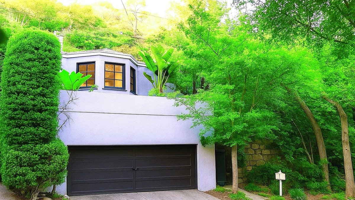 Hollywood Hills West House | Enchanting Hollywood Hills Oasis+Tree-Top Views+Outdoor Living Room+Free Garage