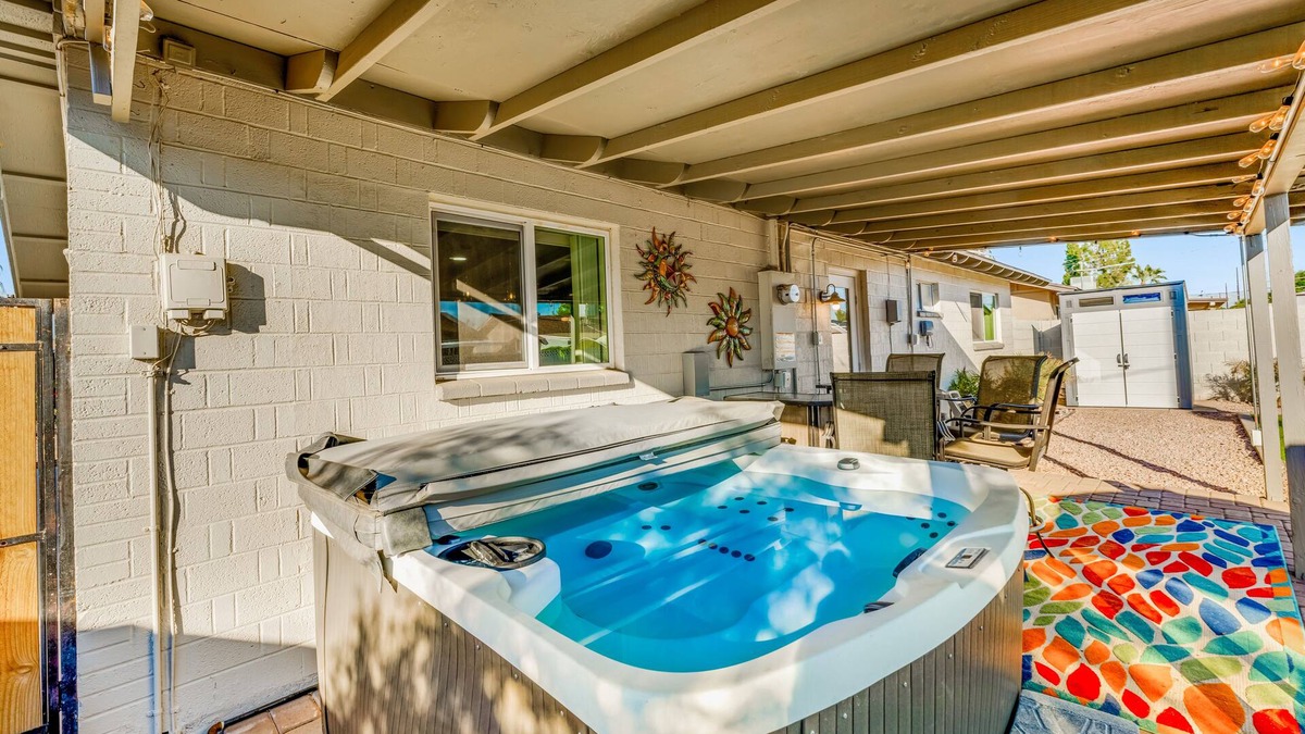 Park Scottsdale One House | Enchanting home with private hot tub, putting green, yard & washer/dryer