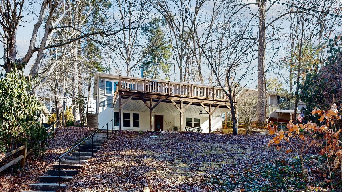 Lake Junaluska House | Enchanting lakeside retreat with community pool, tennis, deck & dog-friendly