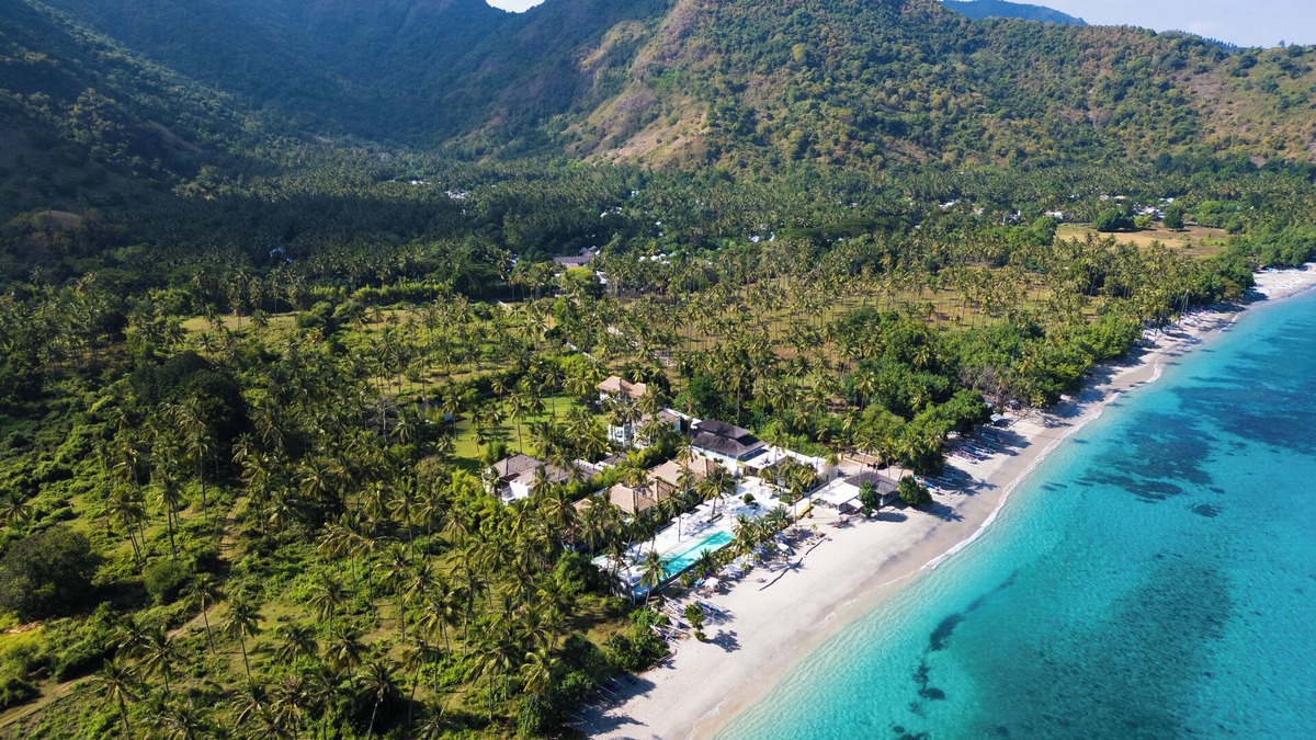 Senggigi Resort | Enchanting Lombok Lux beachresort with 2km of white sand-faced Bali Mount Agung