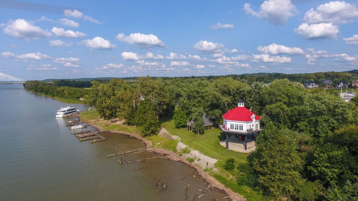 Prospect Apartment | Enchanting Riverfront Nest! Beautiful 3-Bedroom Lighthouse with Panoramic Views!