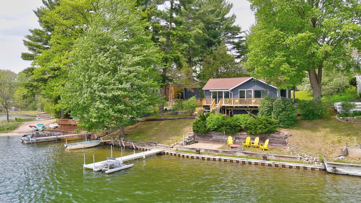 Millington Cottage | Enchanting, Romantic Lakefront Cottage, Close to Frankenmuth