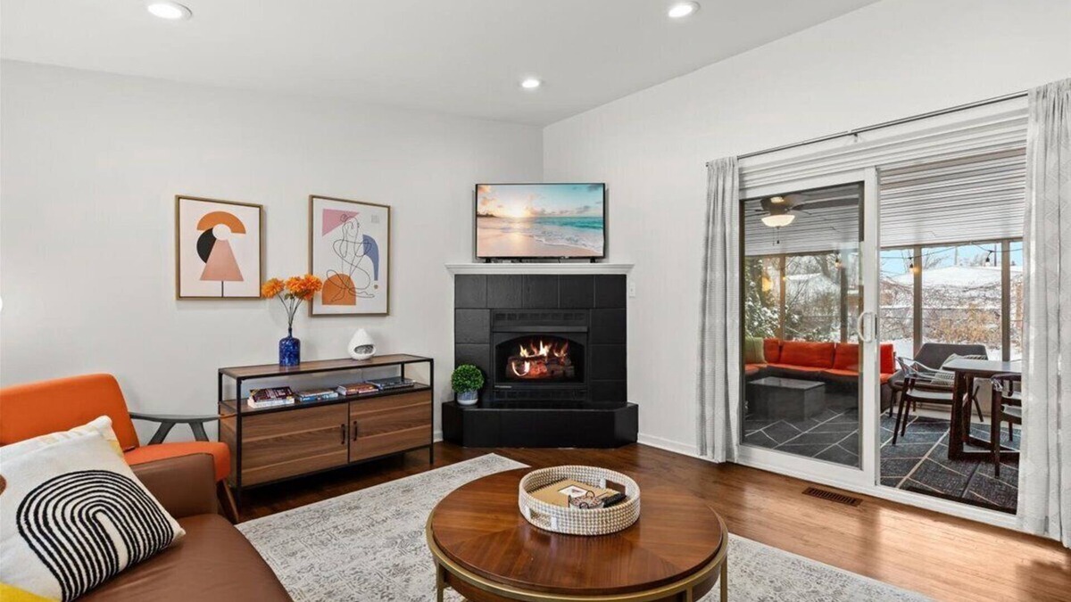 Madison Heights House | ★Enclosed Patio★ Gas Fireplace EV Charger BBQ 4Bed 2Bath- Entire House Royal Oak