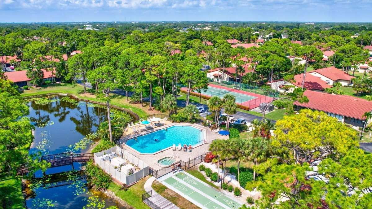 Palmer Ranch Villa | End Villa/Private View/Heated Pool/Pickleball/7883