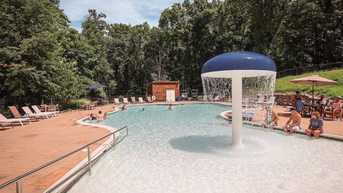Singers Glen Cottage | Endless Caverns Pet-Friendly Deluxe Cabin - A Better Base Camp at Endless Caverns Resort