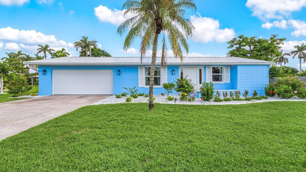 Iona House | Endless Fun & Coastal Comfort with Game Room, Bikes & Beach Vibes - Luanne Beach Retreat - Roelens
