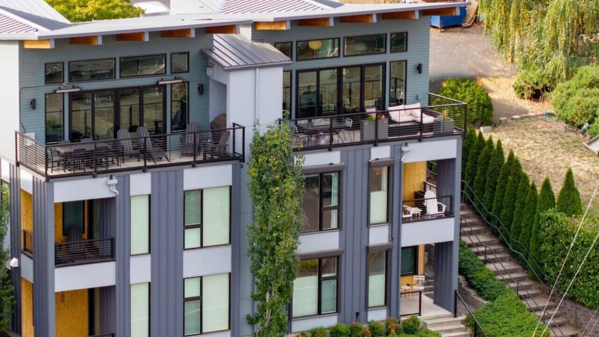 Hood River House | Endless River Views, 1 Block to Downtown
