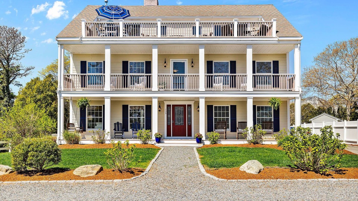 Popponesset House | Endless summer with gorgeous views in relaxing luxury