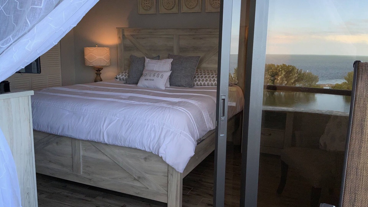 Hudson Condo | Endless Sunsets On Gulf Island
