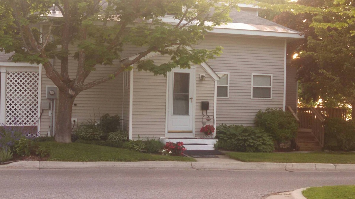 Petoskey House | "Endless Sunsets on the Bay" nClean, cozy, walk to water, next to Bike Trail.