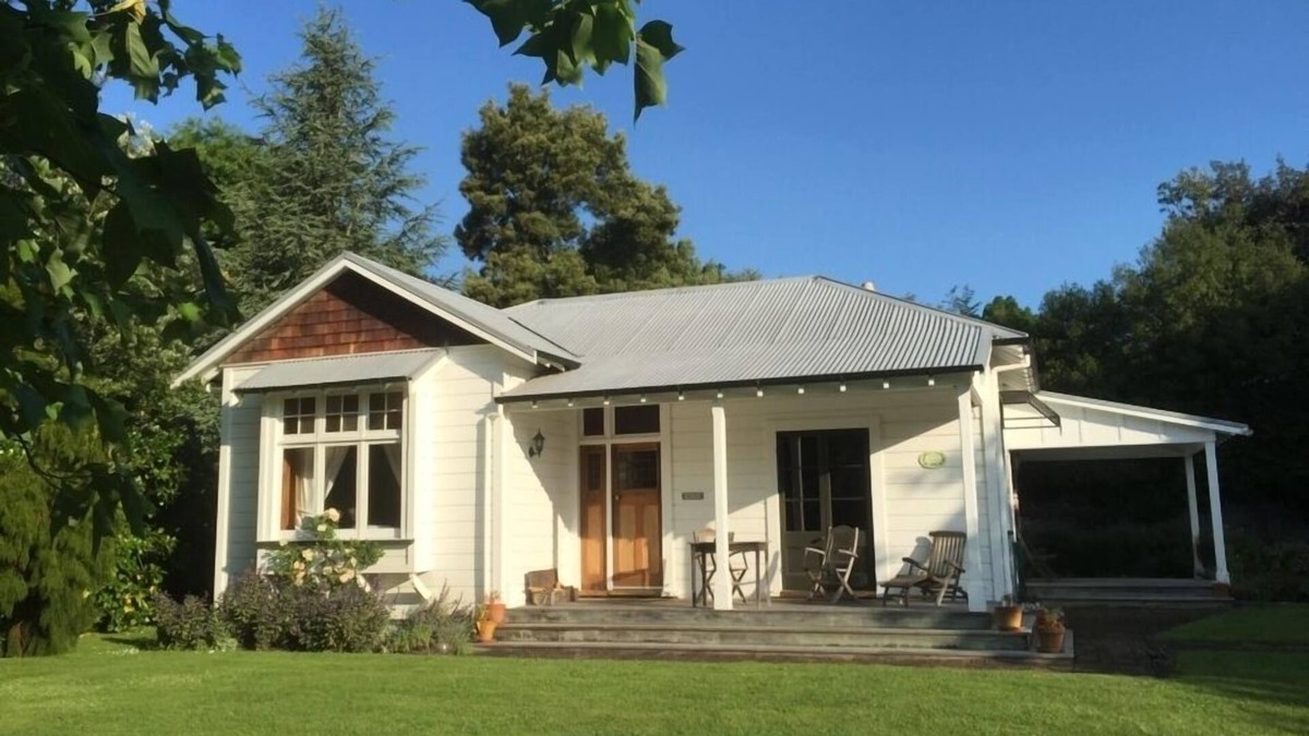 Havelock North Cottage | Endsleigh Cottages, Middle Cottage