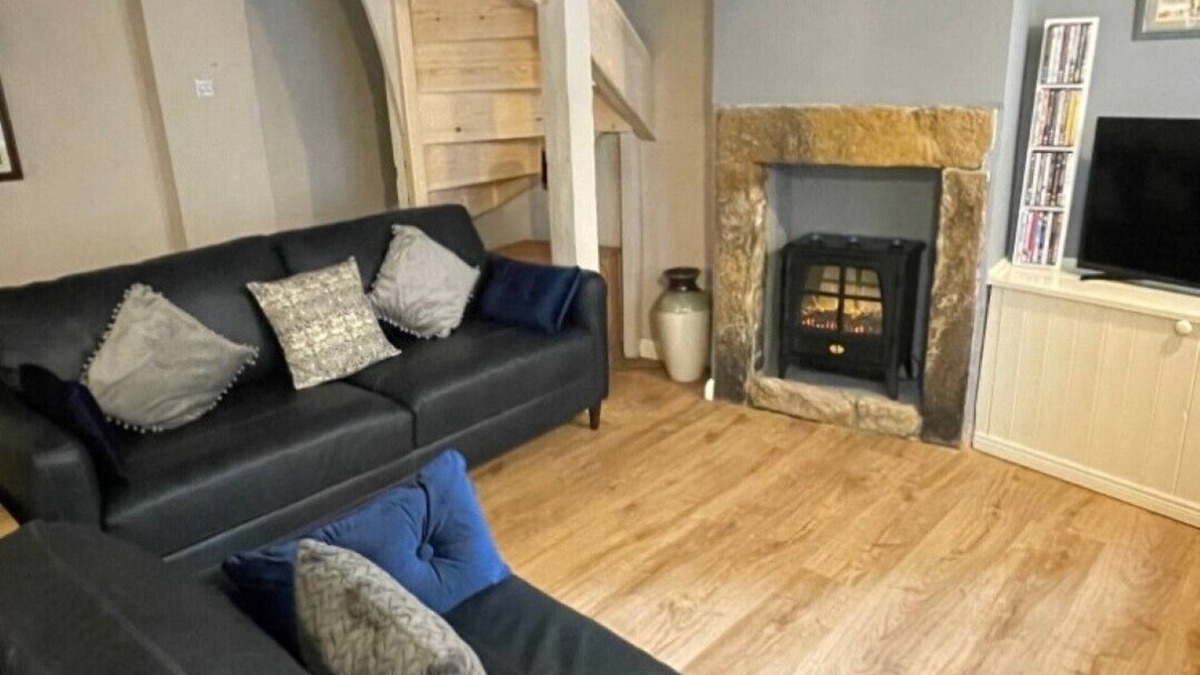 Robin Hood's Bay Cottage | Endways Cottage 18th Century Cottage. Sleeps 6 in 3 bedrooms with 2 bathrooms.