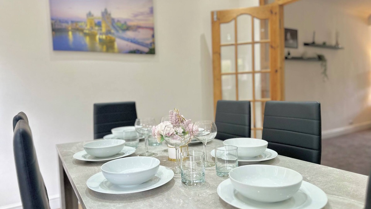 Enfield Highway House | Enfield’s Spacious Hidden Gem+ WIFI + Parking + Garden space