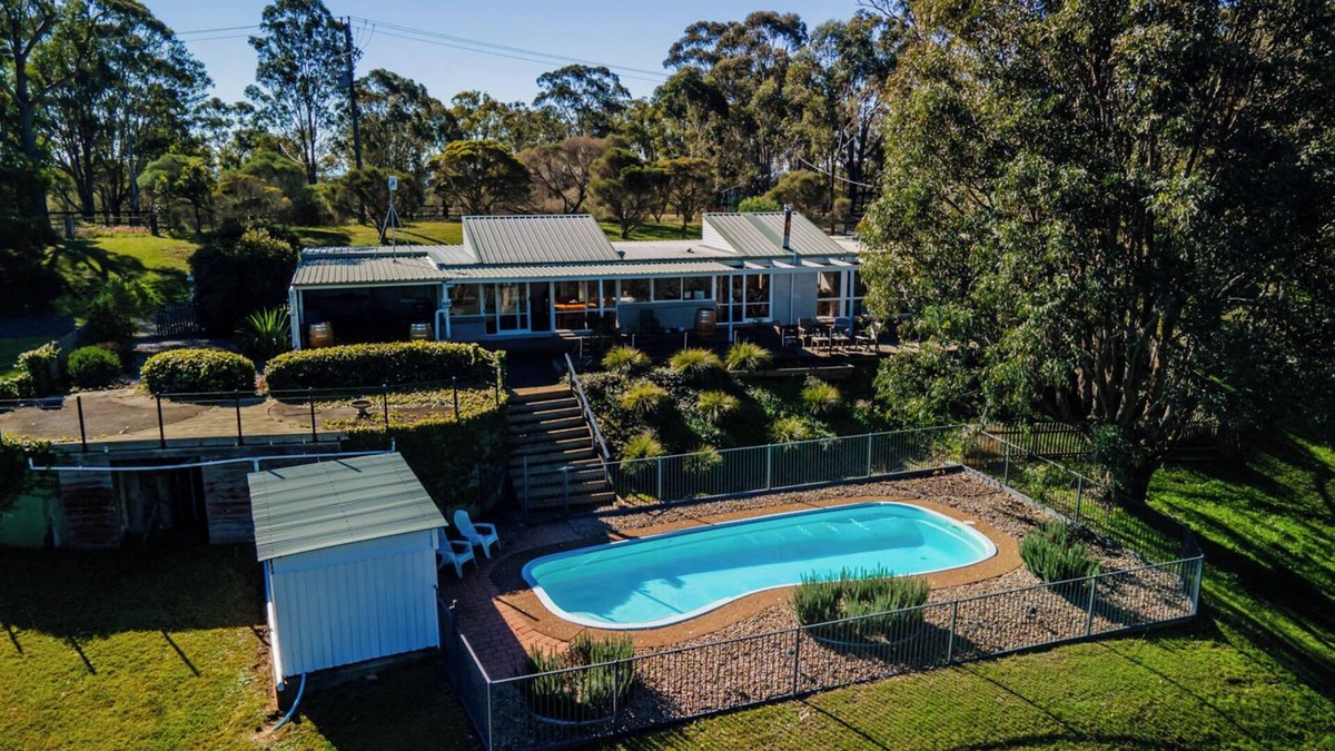 Lovedale House | Englewood Ridge, country house in the vines on 25 acres. Pet Friendly