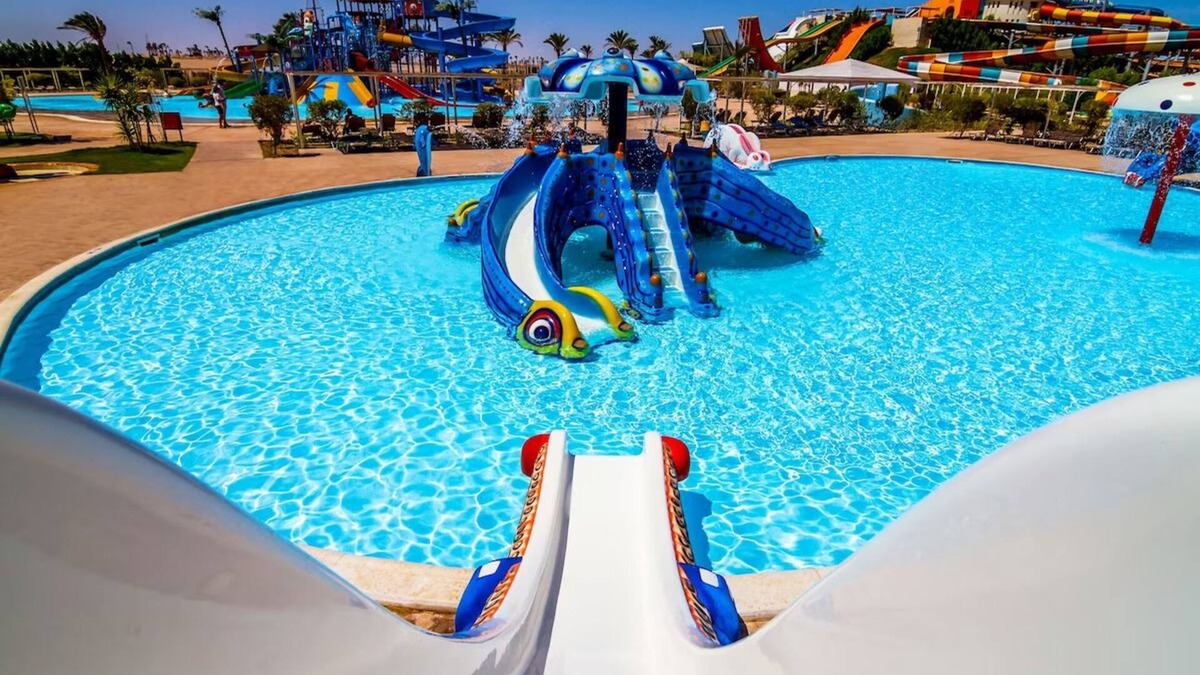 Makadi Bay Hotel | Enjoy 4 Family Rooms with Outdoor Pool | Close to Makadi Water World Aqua Park