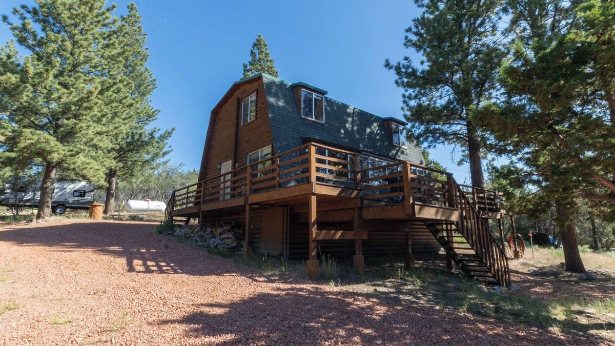 Mammoth Creek Cabin | Enjoy a cozy cabin near the lake! Sleeps 8, 5 Beds.