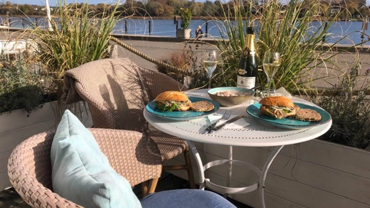 Kappeln Apartment | Enjoy a fantastic view of the Schlei in our spacious and charming "Speicherheimat" vacation apartment, which is located directly on Kappeln harbor in the historic warehouse